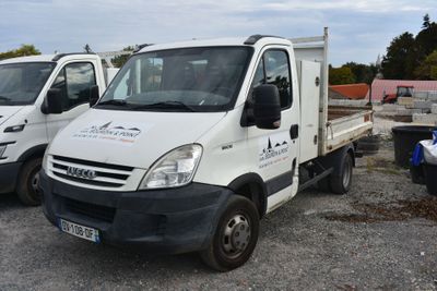 trois camions blancs garés les uns à côté des autres sur un parking