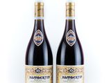deux bouteilles de vin rouge posées l'une à côté de l'autre sur une surface blanche