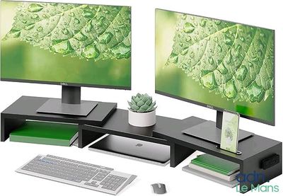 deux écrans d'ordinateur et un clavier sur un bureau