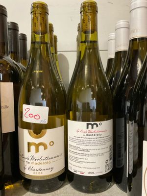plusieurs bouteilles de vin sont alignées sur un comptoir