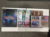 il y a beaucoup de cartes Yu-Gi-Oh ! sur la table