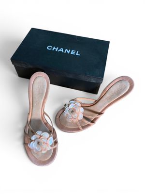 sandales Chanel en cuir rose ornées d'un motif floral