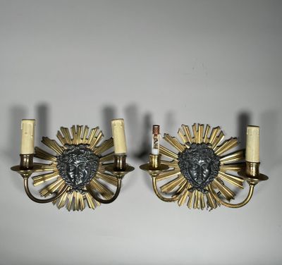 Paire d'APPLIQUES à deux bras de lumière, figurant le soleil…