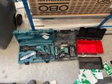 une boîte à outils posée par terre à côté d'une paire de chaussures