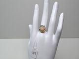 une main de mannequin blanche avec une bague au doigt