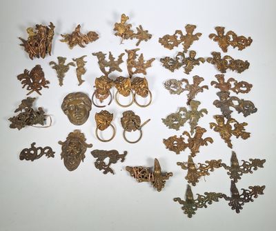de nombreux objets anciens en métal posés sur la table
