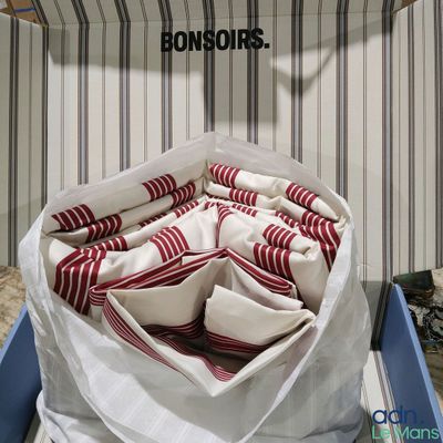 un sac rempli d'oreillers posé sur une table
