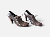 une paire de chaussures pour femme sur fond blanc