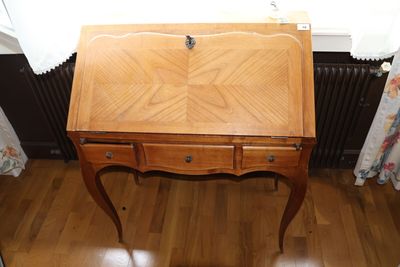 un petit bureau en bois surmonté d'un tiroir