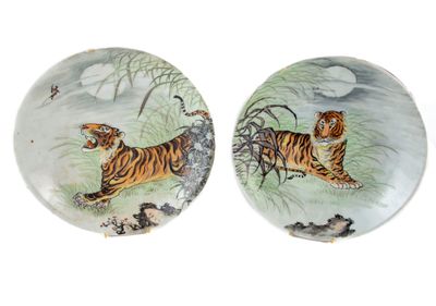 deux assiettes ornées d'une peinture représentant un tigre