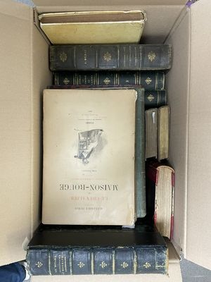 une boîte remplie de livres posée sur une table