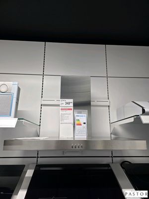 une cuisine équipée d'une cuisinière, d'un four et d'un micro-ondes