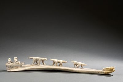 figurine en ivoire sculpté représentant un bateau avec des personnes et des animaux à bord