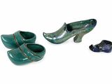 une paire de chaussures vertes et une paire de chaussures bleues