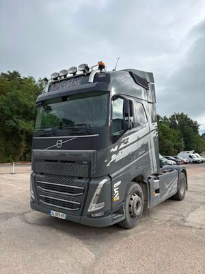 un gros camion garé dans un parking