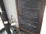 un tableau noir sur lequel sont écrites des lignes, devant une fenêtre