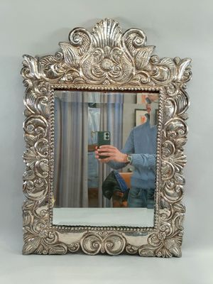 Miroir en argent repoussé à décor d'entrelacs de fleurs