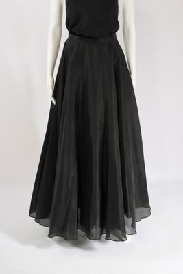 une robe noire sur un mannequin mannequin mannequin mannequin mannequin mannequin mannequin mannequin mannequin mannequin