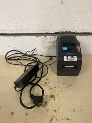 une imprimante et un chargeur posés sur une table