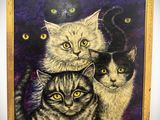tableau représentant un groupe de chats, dans un cadre en bois accroché au mur
