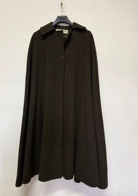 le manteau est suspendu à un cintre accroché au mur