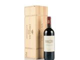 la bouteille de vin se trouve à côté d'une caisse en bois