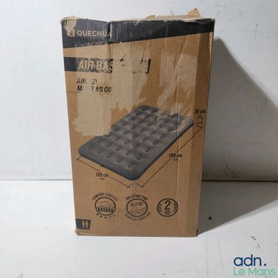 Le carton du matelas est ouvert et prêt à l'emploi.