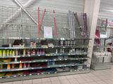 de nombreux articles à vendre sur les étagères du magasin