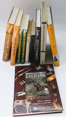 un grand nombre de livres posés sur une table