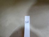 quelqu'un tient un bout de papier sur lequel est écrit un nom