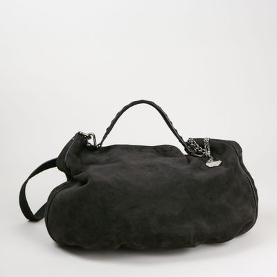 le grand sac noir est posé sur une surface blanche