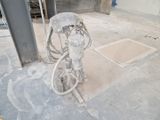 un vélo posé au milieu d'une pièce