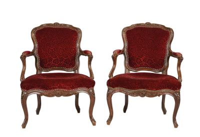 deux chaises rouges ornées de passementerie dorée et dotées d'une assise rembourrée rouge