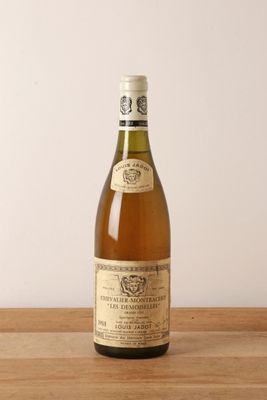 une vieille bouteille de vin posée sur une table en bois