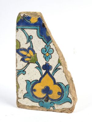 un carreau bleu et jaune orné d'un motif floral