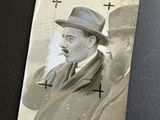 une photo en noir et blanc d'un homme moustachu portant un chapeau