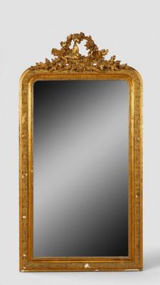 une image représentant un miroir à cadre doré posé sur un mur blanc