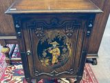une vieille armoire en bois ornée d'un tableau sur la façade