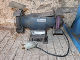 a machine that is sitting on the ground next to a wall
