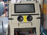 une machine qui se trouve à l'intérieur d'un bâtiment