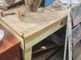 une table en bois sur laquelle se trouve un vase