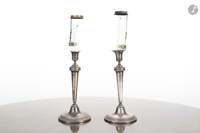 deux bougies posées sur une table