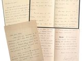 trois vieux papiers sur lesquels figurent des inscriptions, empilés les uns sur les autres