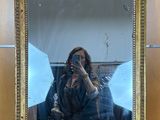 une femme se prenant en photo dans un miroir