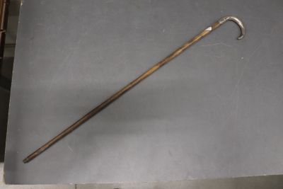 un bâton en métal muni d'un long manche, posé sur une table