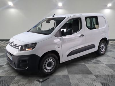 la camionnette blanche est garée sur un sol carrelé en damier