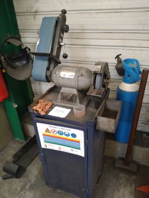 une machine posée sur une table dans un garage