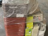 une grande pile de boîtes sur une palette dans un entrepôt