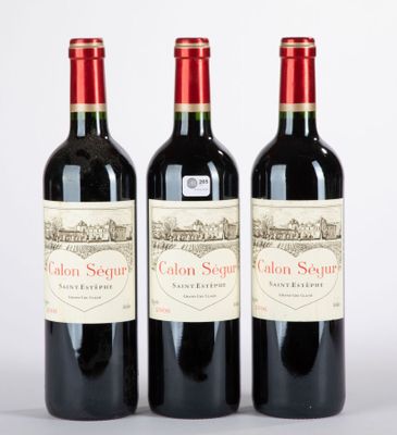 trois bouteilles de vin rouge posées côte à côte sur une table