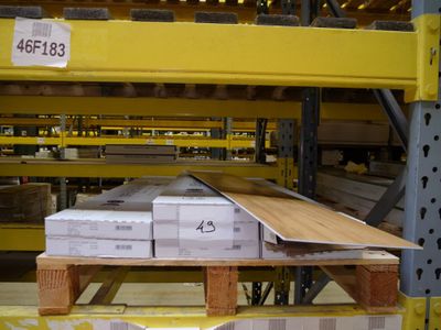 une palette chargée de nombreux cartons dans un entrepôt